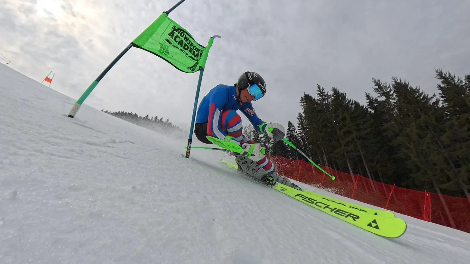 Floris Wondergem rounding a green giant slalom flag during training in Hinterreit