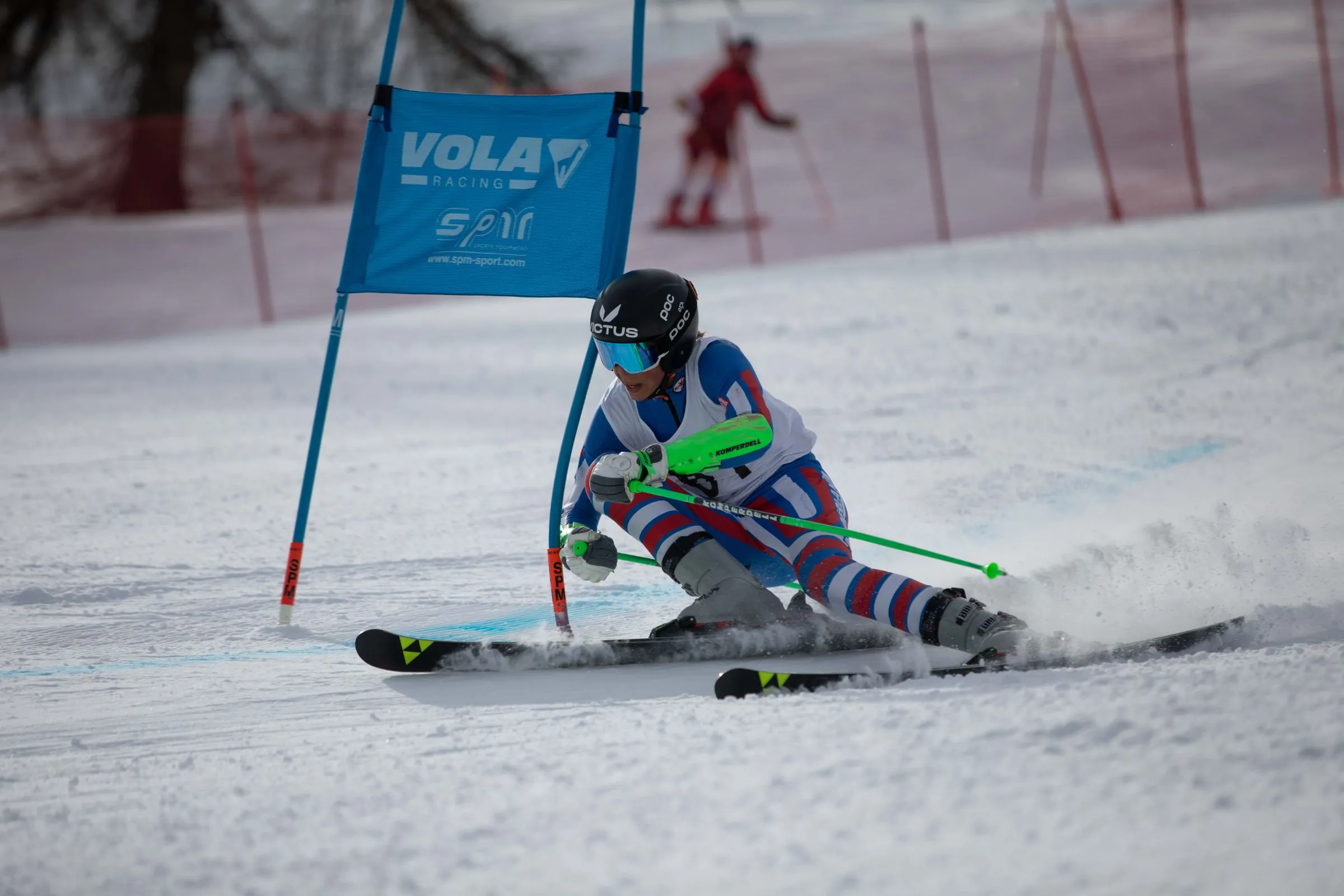 Floris Wondergem on a wide giant slalom arc during an international race