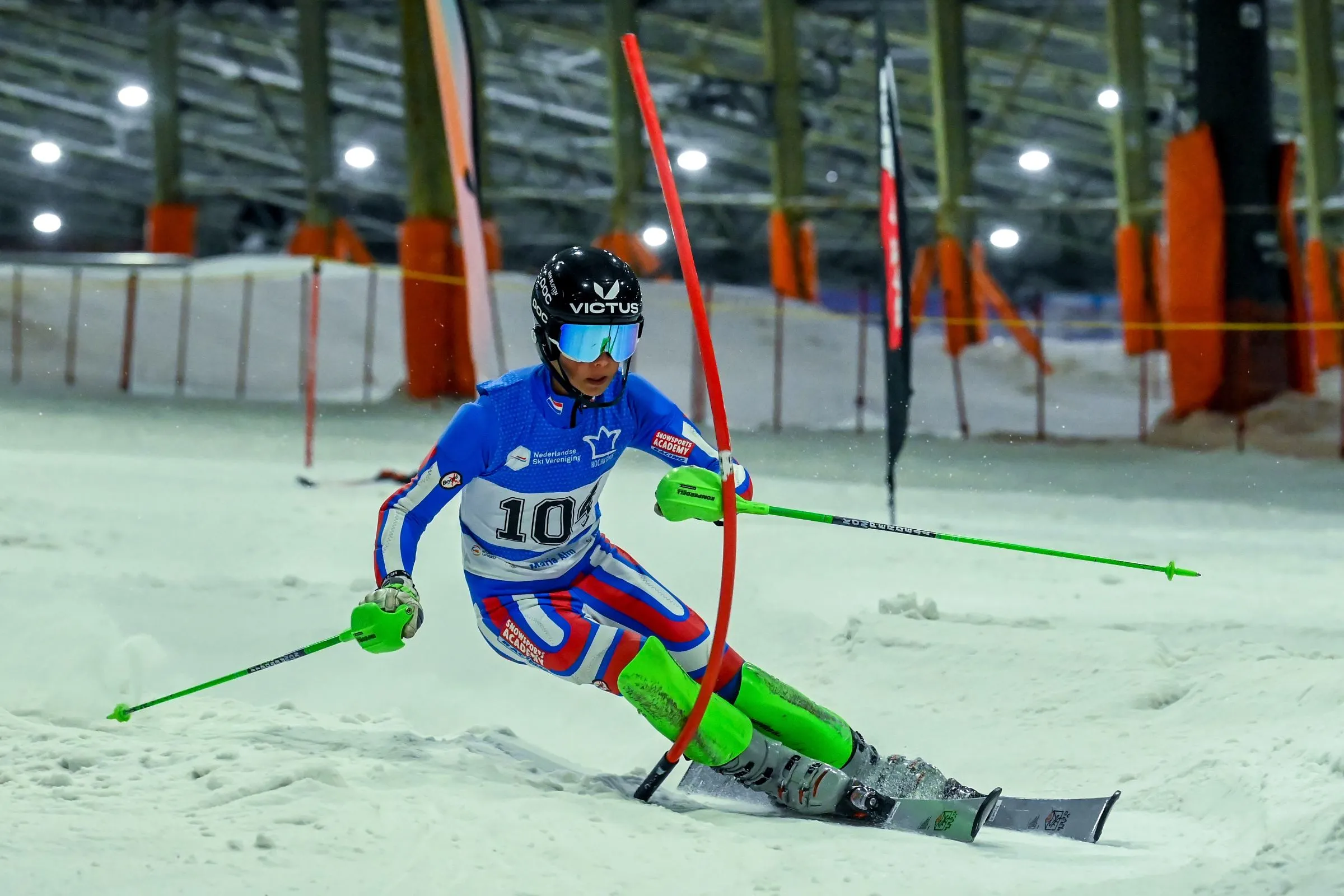 Floris Wondergem attacking a red slalom gate on the Dutch indoor slope