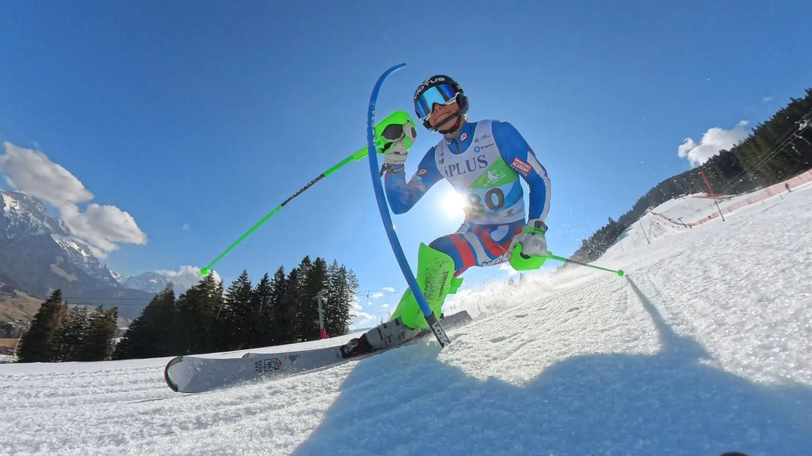 Floris Wondergem clearing a blue slalom gate during training in Hinterreit